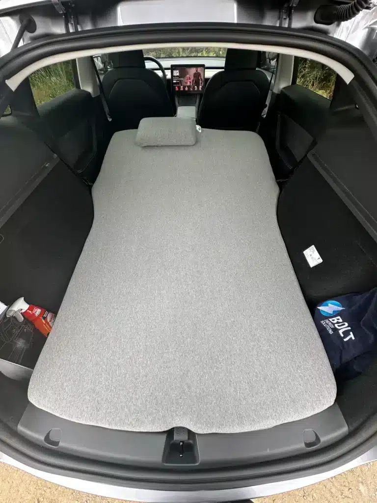 Araç içi kamp yataklarımızla, seyahatlerinizde ve doğa kaçamaklarınızda konfordan ödün vermeden dinlenmenin keyfini çıkarın.